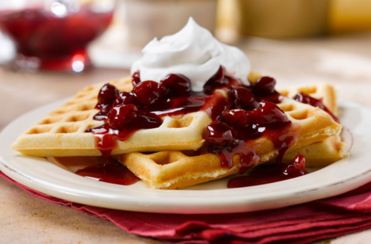 Crêpe/Waffel mit Kirschen und Sahne