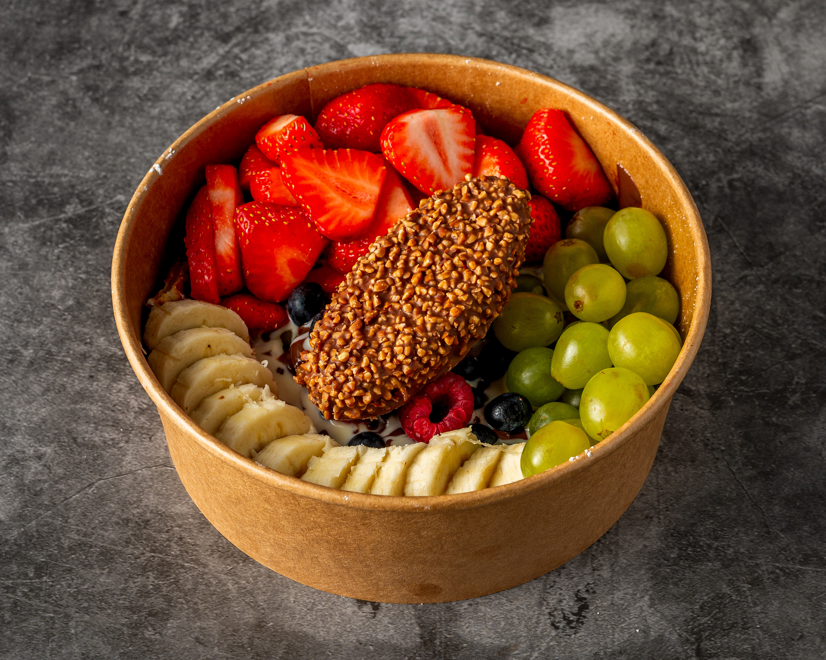 Kinder Maxi King Deluxe Bowl mit Obst