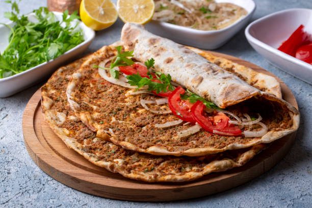 Lahmacun mit Salat, Soße und Käse