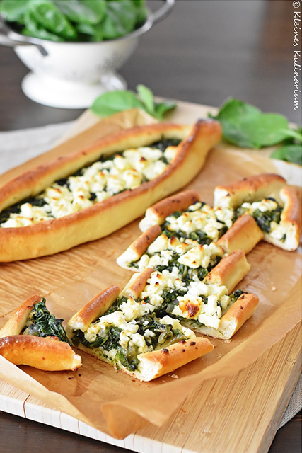 Pide mit Spinat und Käse